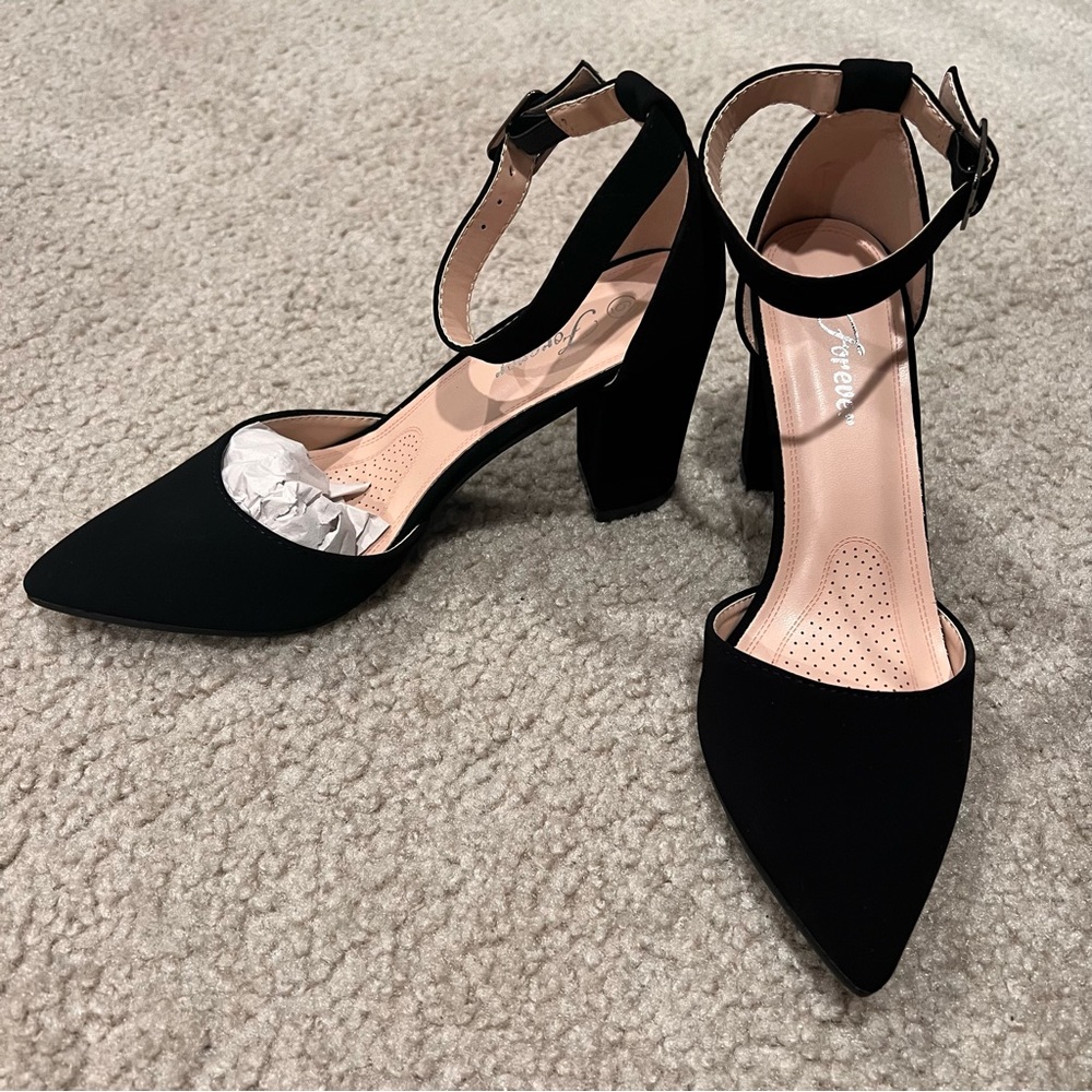 Pointy toe strap pump